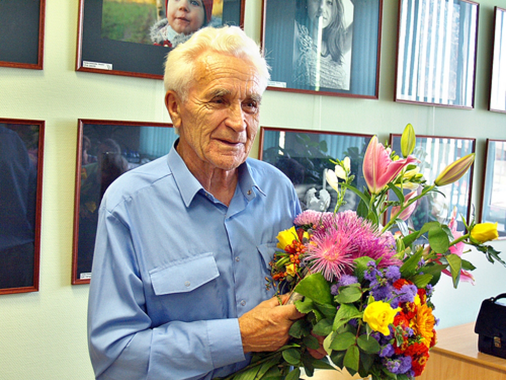 Ēvalds Kivilands grāmatas «Iecavas novads daudzu ceļu krustojumā» atvēršanas svētkos.
Autors: no «Bauskas Dzīves» arhīva