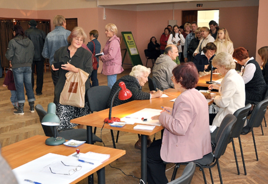 Vislielākais ļaužu pieplūdums Vecumnieku vēlēšanu iecirknī bija manāms rīta pusē, novēroja «Bauskas Dzīve».
Autors: Žanna Zālīte