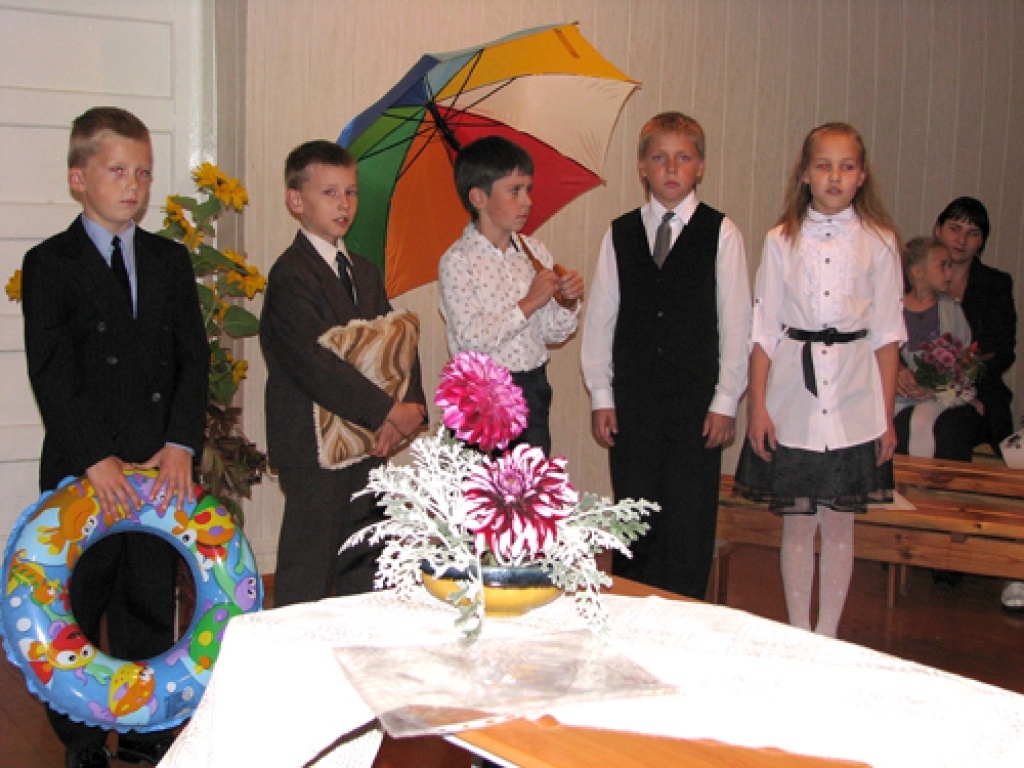 Griķu pamatskolas audzēkņi, runājot Maijas Laukmanes dzeju, atceras vasaru.
Autors: Vilnis Auzāns