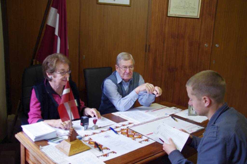 Pērtā balso bijušais baušķenieks Arnolds Rikmanis. 
Autors: No albuma.