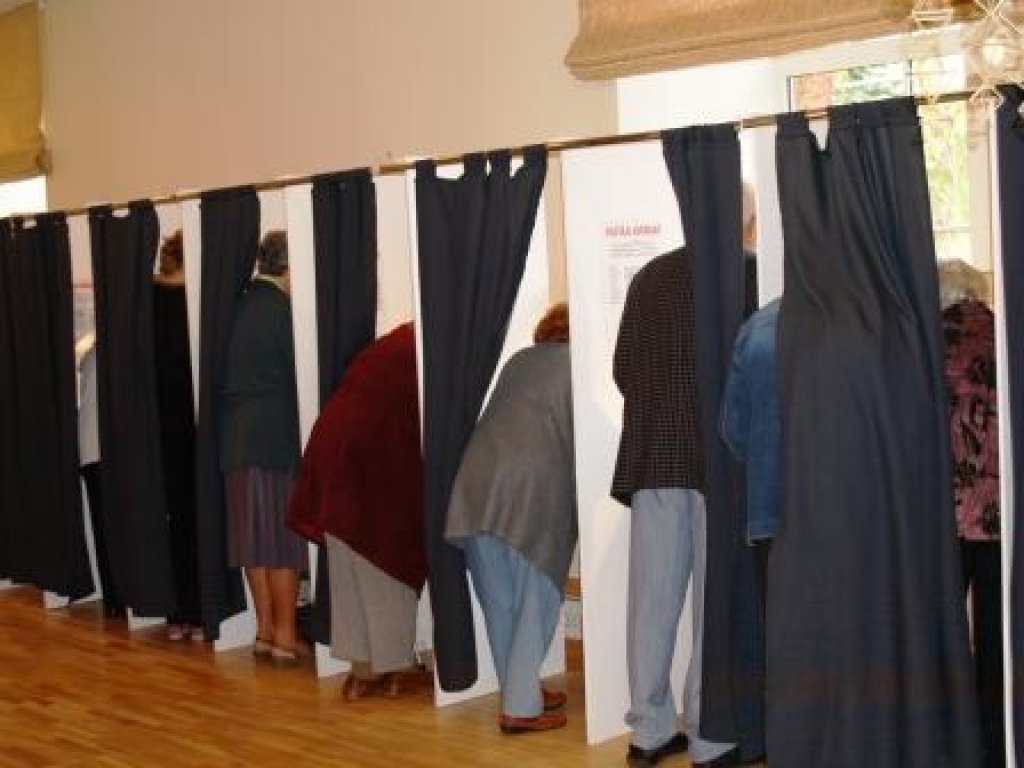 Iecavas iecirknī ap pulksten 11 valdīja liela rosība – bija aizņemtas visas vēlēšanu kabīnes, reģistrācija pilsoņiem bija jāgaida rindā.
Autors: Antra Ērgle