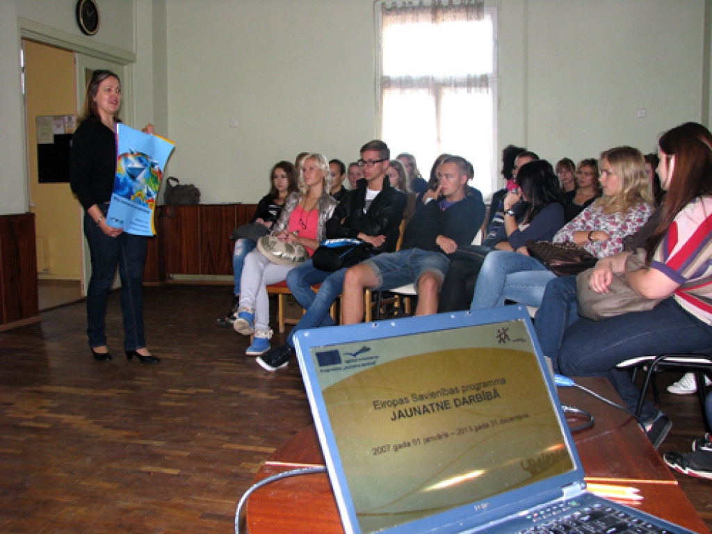 Bauskas novada Bērnu un jauniešu centra direktore Benita Svareniece gandarīta, ka uz semināru «Jaunatne darbībā» ieradušies vairāk nekā 70 interesentu. 
Autors: Vilnis Auzāns