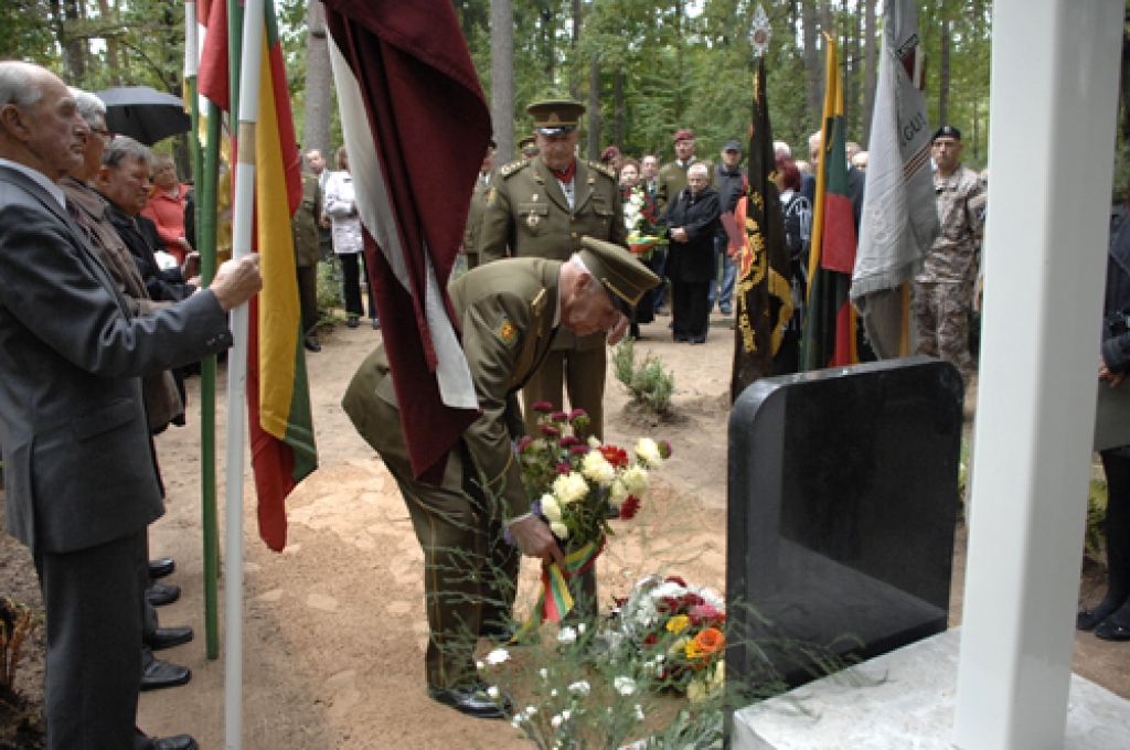 Ziedus pie jaunizveidotās piemiņas vietas Plūdoņa kapos noliek Lietuvas Nacionālo partizānu apvienības priekšsēdētājs Jonas Čeponis.
Autors: Ivars Bogdanovs