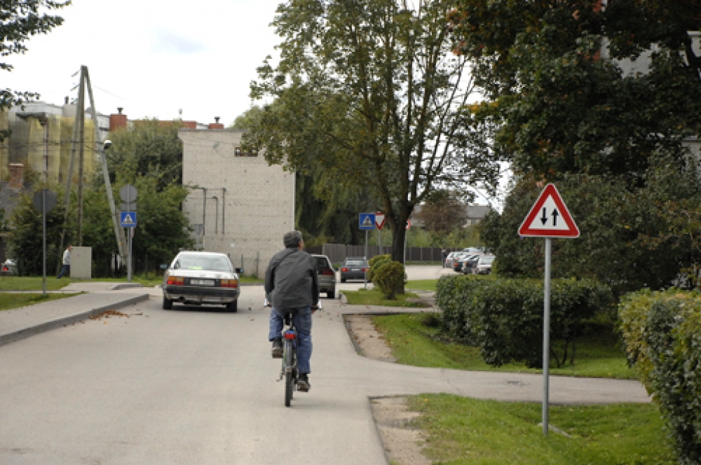 Lāčplēša ielā nav uzstādīta ceļa zīme «Vienvirziena kustības beigas», līdz ar to nav zināma vieta, kur beidzas vienvirziena kustība. Turpinot braukt pa kreiso pusi, var izraisīt sadursmi ar pretim braucošo automobili. 
Autors: Ivars Bogdanovs