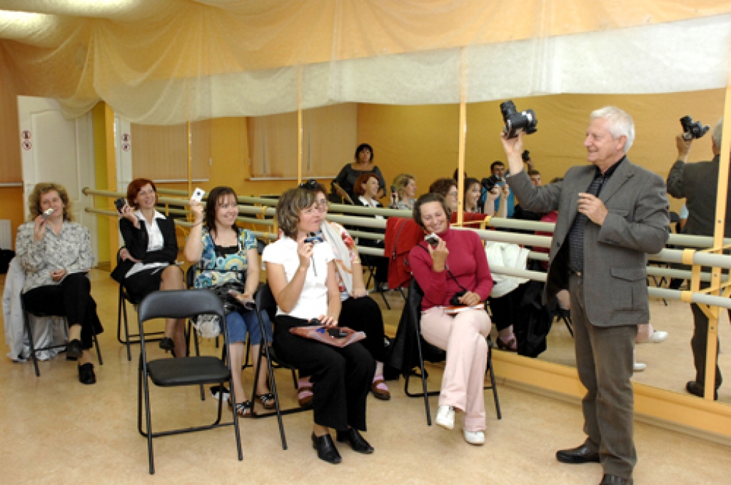 Ar pirmdienu, 12. septembri, Rundāles novadā sākušies kursi, kuros fotografēšanas pamatus mācīs Ints Lūsis, Latvijā pazīstams profesionāls fotogrāfs, kurš strādā Rundāles pils muzejā. 
Autors: Ivars Bogdanovs
