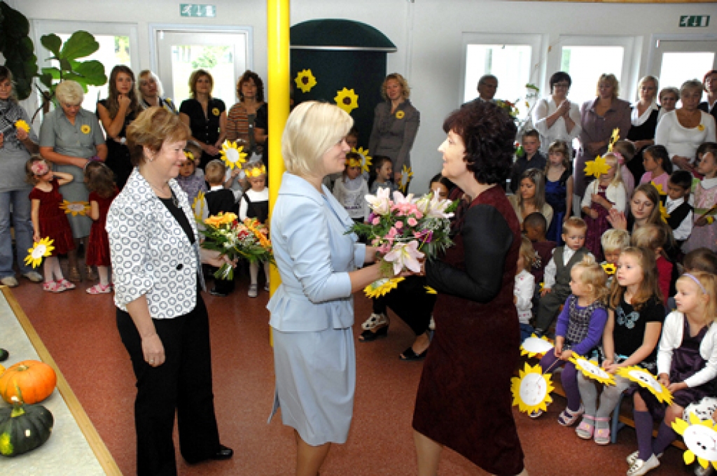 Rundāles novada bērnudārza «Saulespuķe» vadītājai Līgai Valmierai (no labās),  turpinot darbu jaunā statusā, veiksmi novēl Latvijas SOS Bērnu ciematu asociācijas nacionālā direktore Ilze Paleja un asociācijas padomes priekšsēdētāja Māra Bite. 
Autors: Ivars Bogdanovs