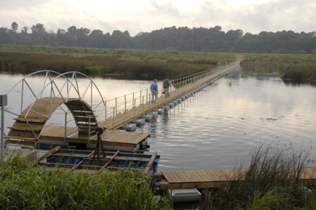 Tuvojas noslēgumam gājēju tilta pār Lielupi, kas savienos Mežotnes pili ar pilskalnu, atjaunošanas pirmais posms.
Autors: Ivars Bogdanovs