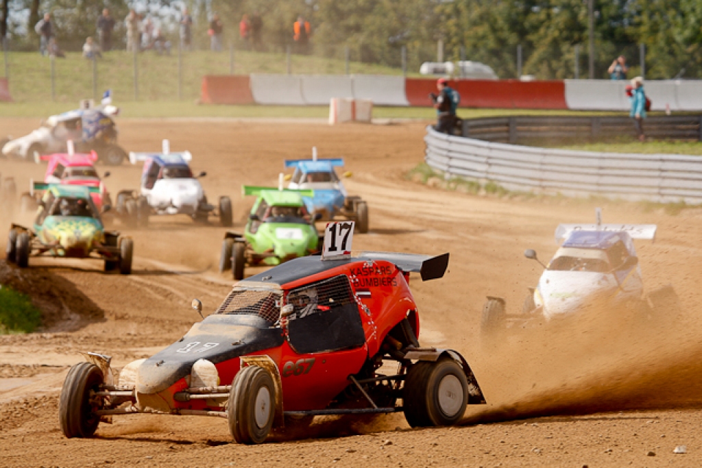 Latvijas autokrosa sezona noslēgusies ar labu iznākumu baušķeniekam Kasparam Bumbieram. Viņam čempionāta pēdējā posmā sestdien, 10. septembrī, sporta kompleksā «Mūsa» izdevās izcīnīt uzvaru B600 bagiju klasē. 
Autors: Raimonds Volonts