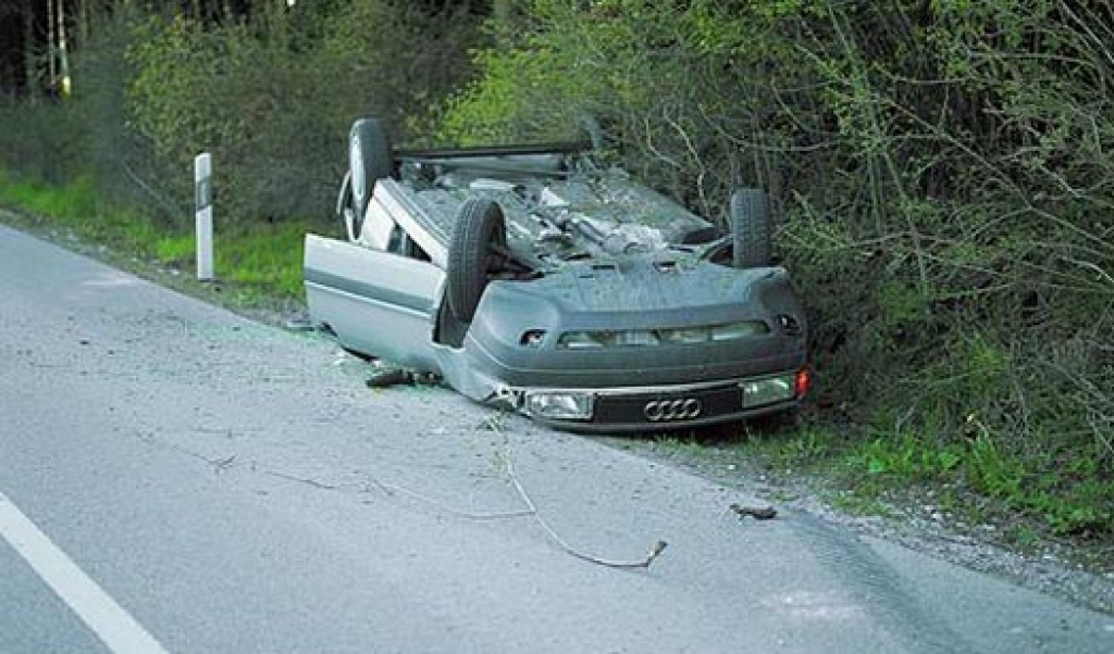 Vecumniekos avārijā gājuši bojā divi jaunieši un bērns.