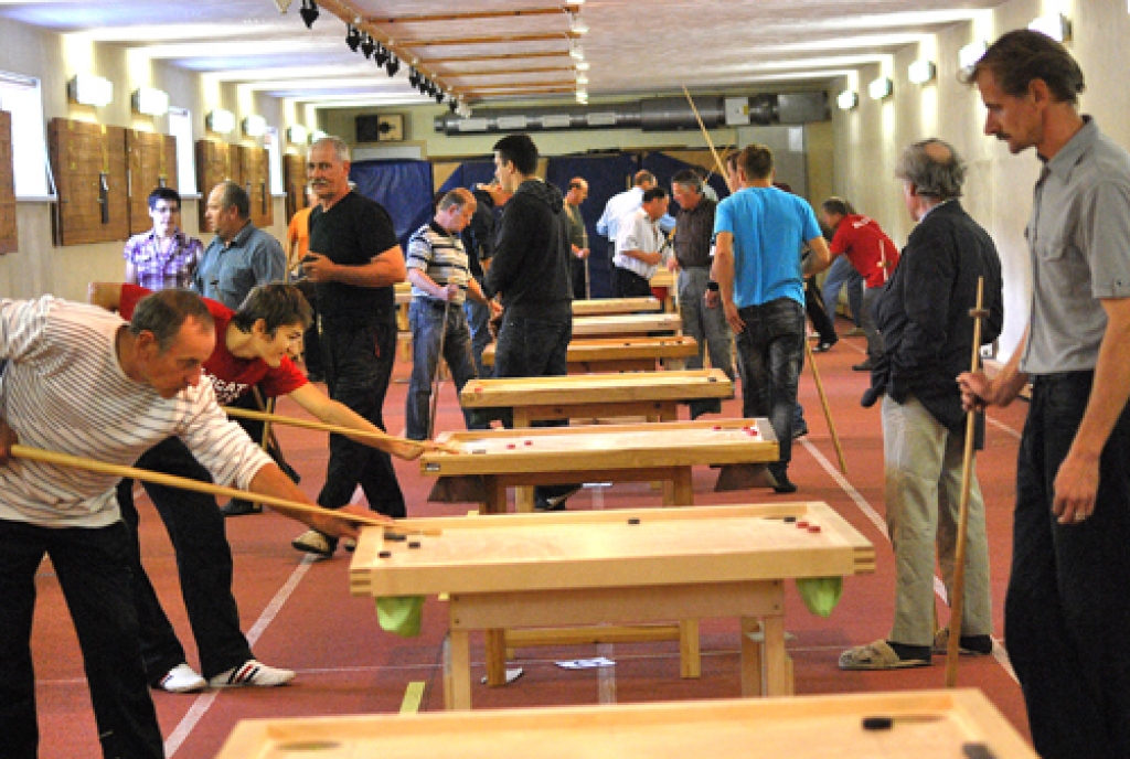 Īslīces kausa izcīņa novusā Bauskas stadiona vieglatlētikas manēžā pulcēja 27 dalībniekus.
Autors: U. Varnevičs.