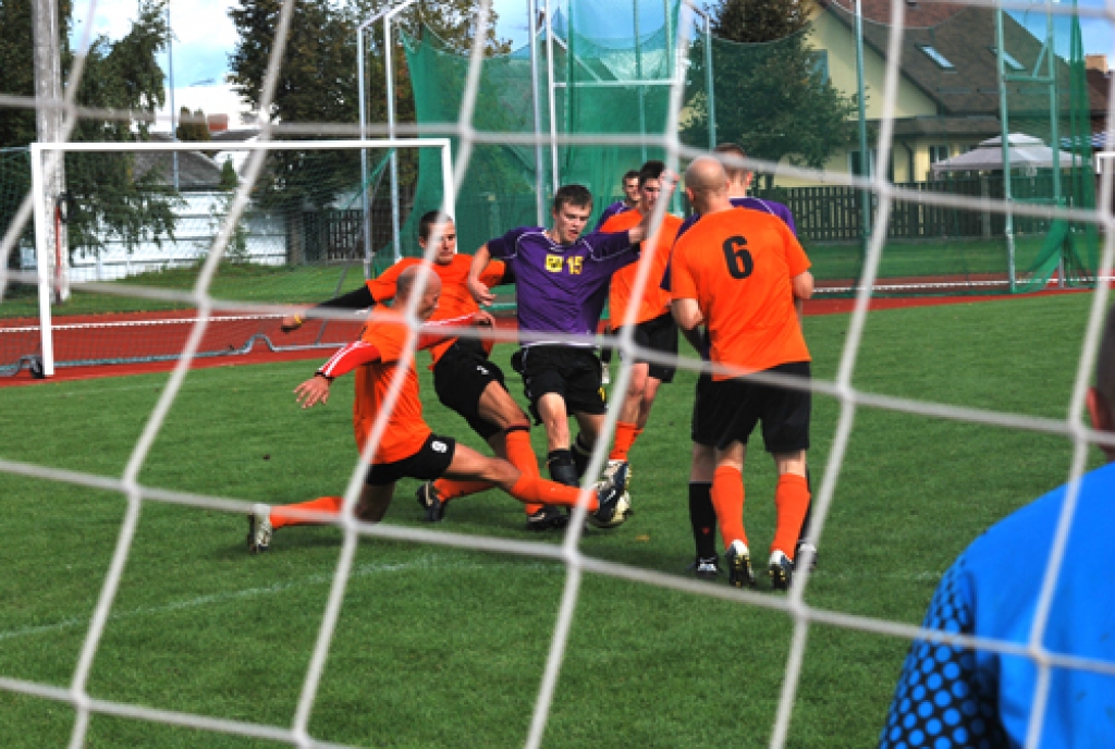 Jēkabu Perševicu (15. numurs), turnīra labāko uzbrucēju, pie saviem vārtiem mēģina apturēt brunavieši.
Autors: U. Varnevičs.