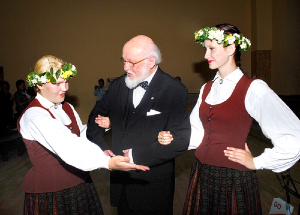 Jubilāru Knutu Skujenieku Kurmenes tautas namā ieveda Skaistkalnes vidusskolas 12. klases audzēknes Sintija Siliņa un Sandra Ņērbule.
Autors: J. Iļņickis.