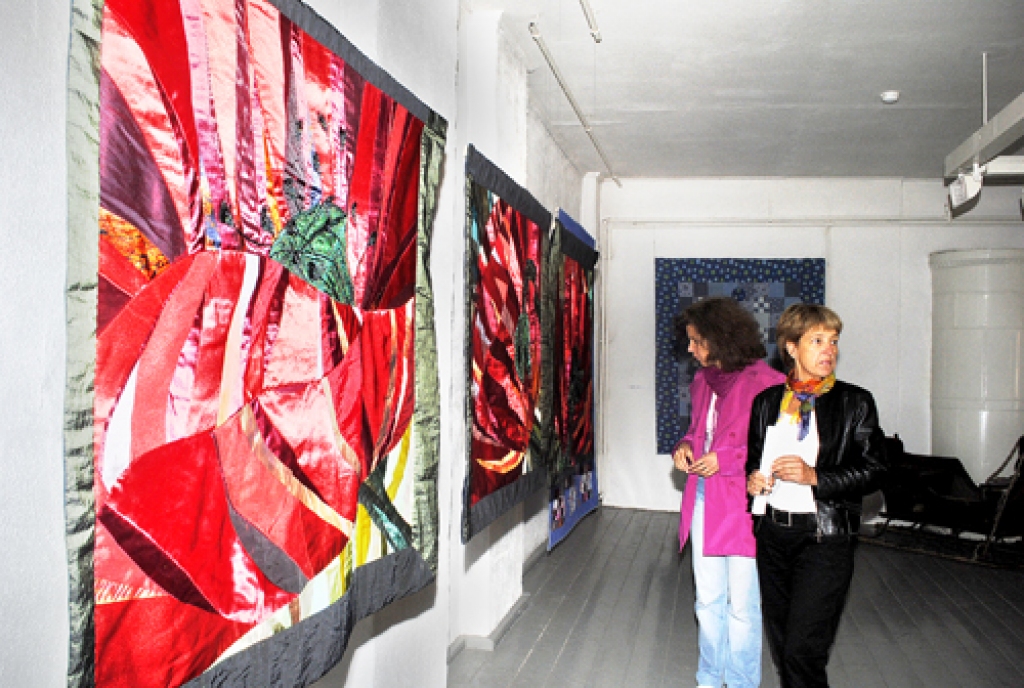 Divās izstāžu zālēs izvietoti 42 krāšņi darbi, ko veidojušas 16 autores no dažādām Latvijas vietām.
Autors: J. Iļņickis.