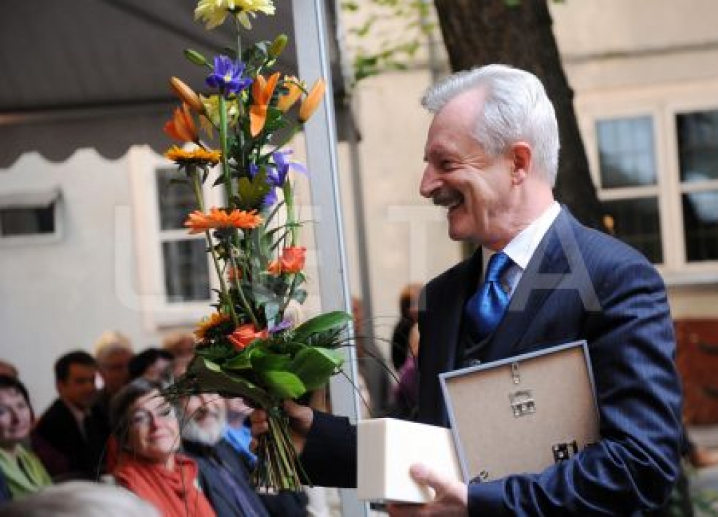 Rundāles pils muzeja direktors Imants Lancmanis ar 2010.gada Kultūras mantojuma gada balvu par mūža ieguldījumu balvas pasniegšanas ceremonijā.
Autors: LETA