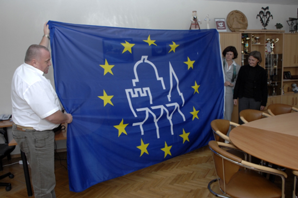 Par Eiropas kultūras mantojuma dienu karogu lepns Bauskas novada domes priekšsēdētājs Valdis Veips un attīstības un plānošanas nodaļas vadītāja Ilze Tijone. Viņiem to pasniedza Valsts kultūras pieminekļu aizsardzības inspekcijas Zemgales reģionālās nodaļas inspektore Mārīte Putniņa.
Autors: Ivars Bogdanovs