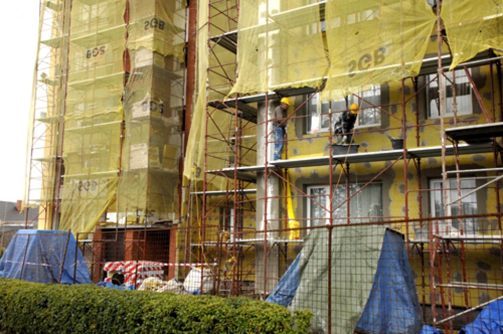 SIA «Vesta ABM» piesaista vairāk celtnieku, lai paspētu laikus nosiltināt Kareivju ielas 3. namu Bauskā.
Autors: Ivars Bogdanovs