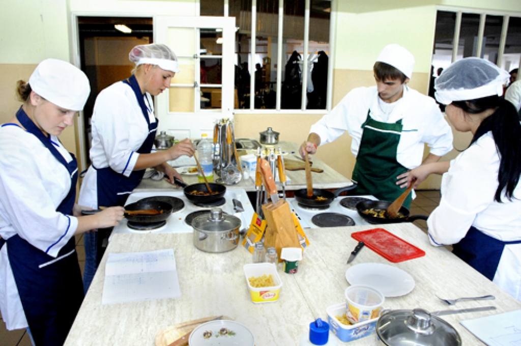Ēdināšanas pakalpojumu programmas 2. kursa audzēkņi Jeļena Judkina (no kreisās), Agita Ķince, Sandris Kārkliņš un Gunita Gridčenko praktiskajās nodarbībās  Saulaines profesionālās vidusskolas laboratorijā.
Autors: Ivars Bogdanovs