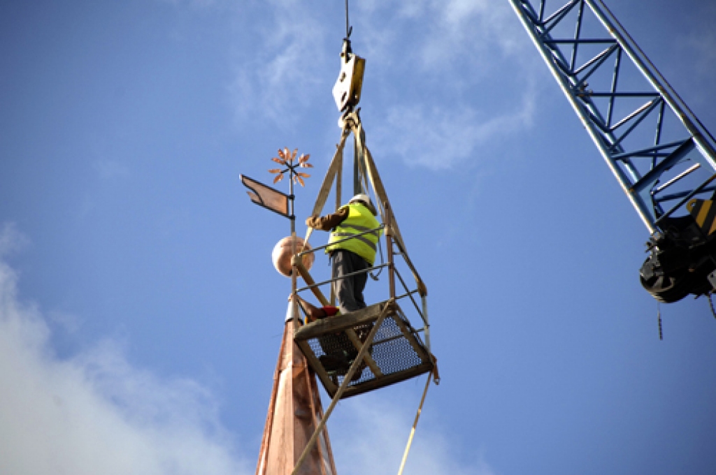 Bauskas atjaunotā Rātsnama tornī kopš 8. septembra dižojas vējrādītājs. 
Autors: Ivars Bogdanovs