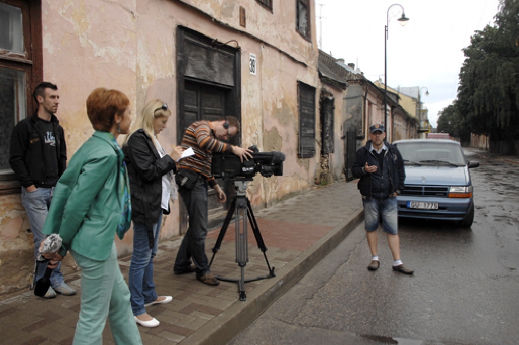Rīgas, Kalna un Uzvaras ielai Bauskā būs veltīti trīs raidījumi «Ielas garumā» Latvijas Televīzijas pirmajā kanālā. 6. septembrī raidījuma autore Lilita Eglīte ar radošo komandu turpināja 23. un 24. augustā sākto filmēšanu.  
Autors: Ivars Bogdanovs