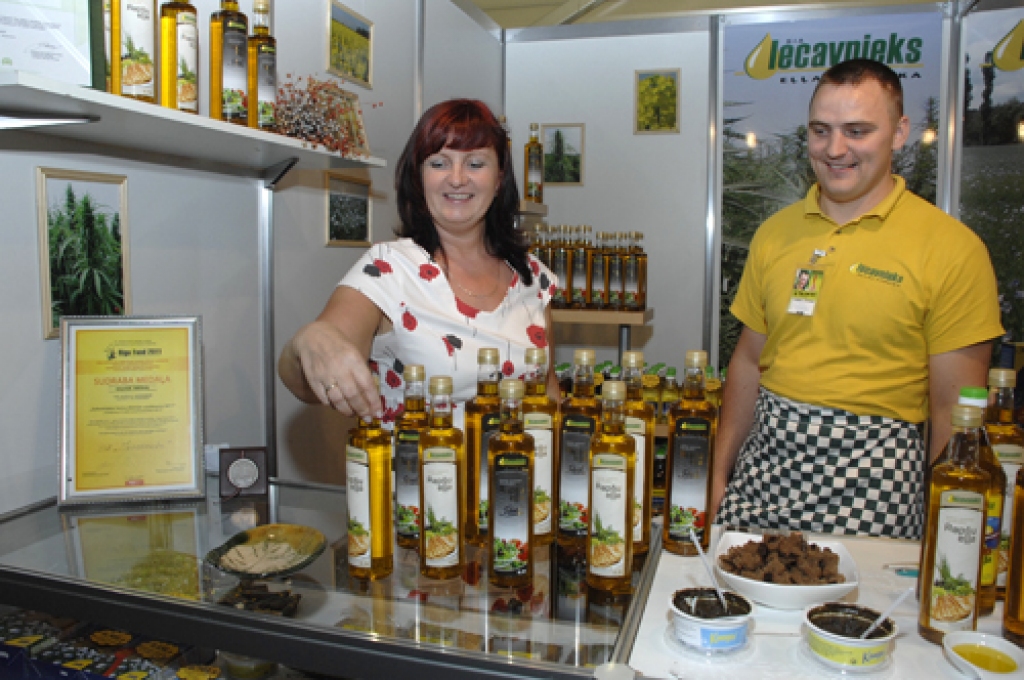 INETU GULBI, SIA «Iecavnieks» tirdzniecības vadītāju, un Pēteri Galvonu, tirdzniecības aģentu, iepriecinājusi saņemtā «Zaļās karotītes» balva. 
Autors: Ivars Bogdanovs