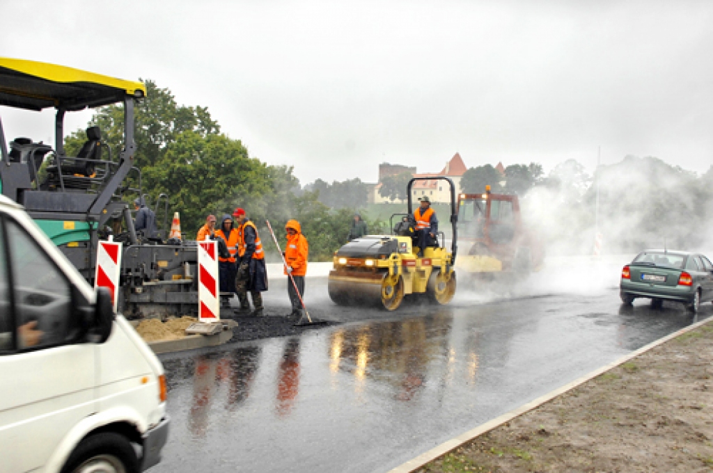 SIA «Union Asphalttechnik» strādnieki asfaltu klāj veic arī lietus laikā. Mūsdienu tehnoloģijas to pieļauj, apgalvo darbu vadītājs Māris Šulcs. 
Autors: Ivars Bogdanovs