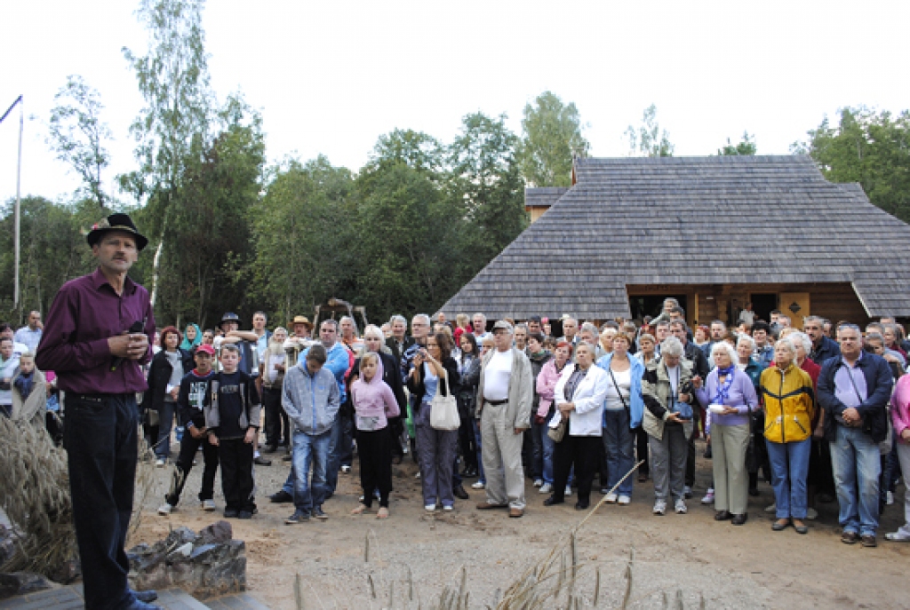 Mārtiņa Mediņa (priekšplānā no kreisās) rīkotajos Pļaujas svētkos Bārbeles pagasta Ausekļu dzirnavās pulcējās daudz ļaužu.
Autors: Juris Iļņickis