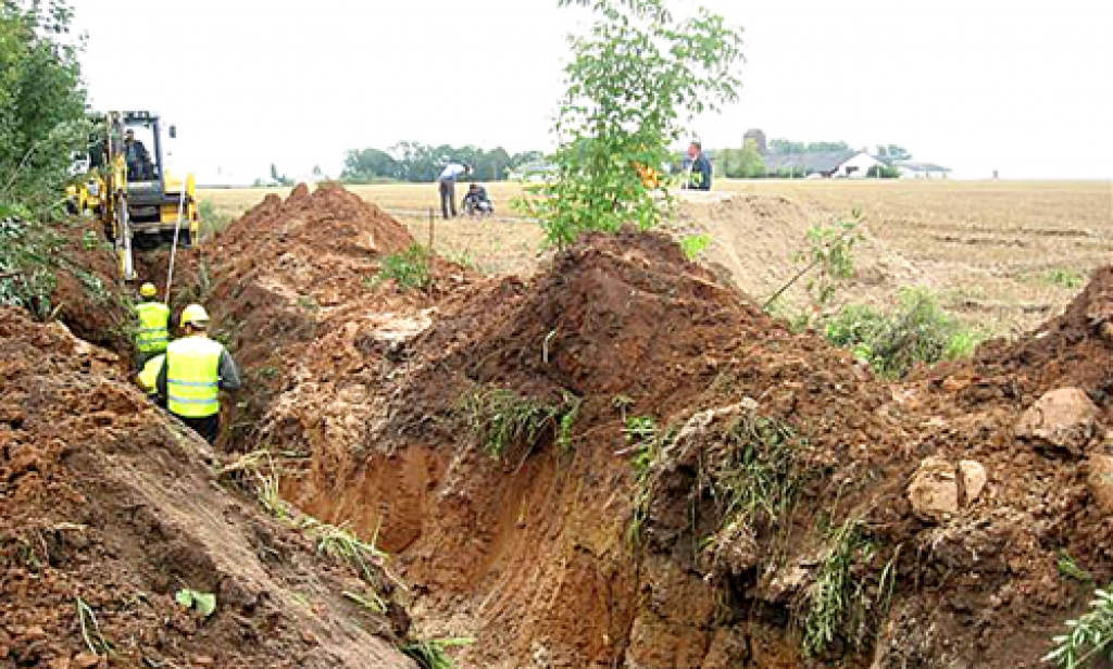 SIA «BŪVFIRMA VĪTOLS» strādā, lai ūdens urbuma jeb sūkņa vietu «Čikstes-1» un sūkņa vietu «Čikstes-2» savienotu jauna caurule.
Autors: A. GURKOVSKIS