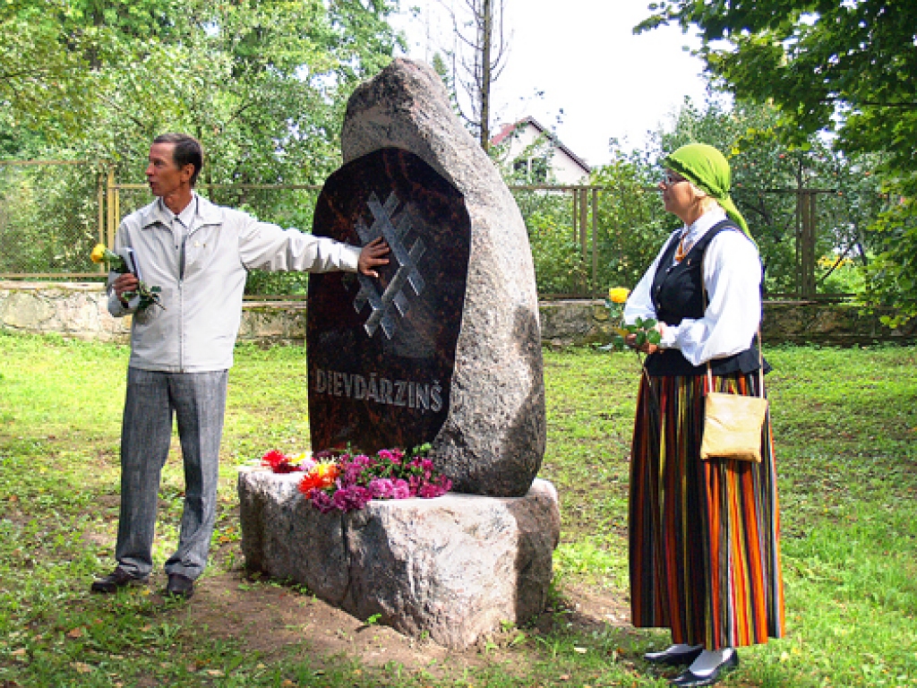 Andris Kopeika skaidro akmenī iekalto zīmi – Dieva un pasaules simbolu.
Autors: Antra Ērgle