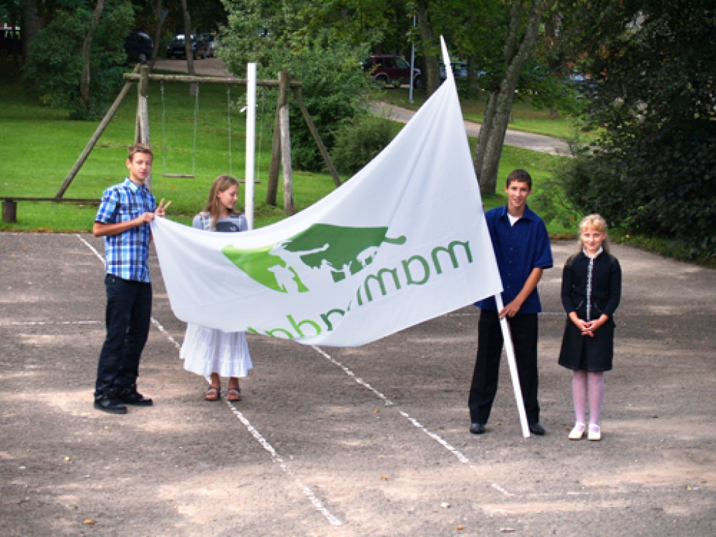 «Mammas Dabas» karogu uzticēts skolas kolektīva priekšā iznest zaļās izglītības projektu galvenajiem dalībniekiem – skolēniem.
Autors: Madara Ērgle