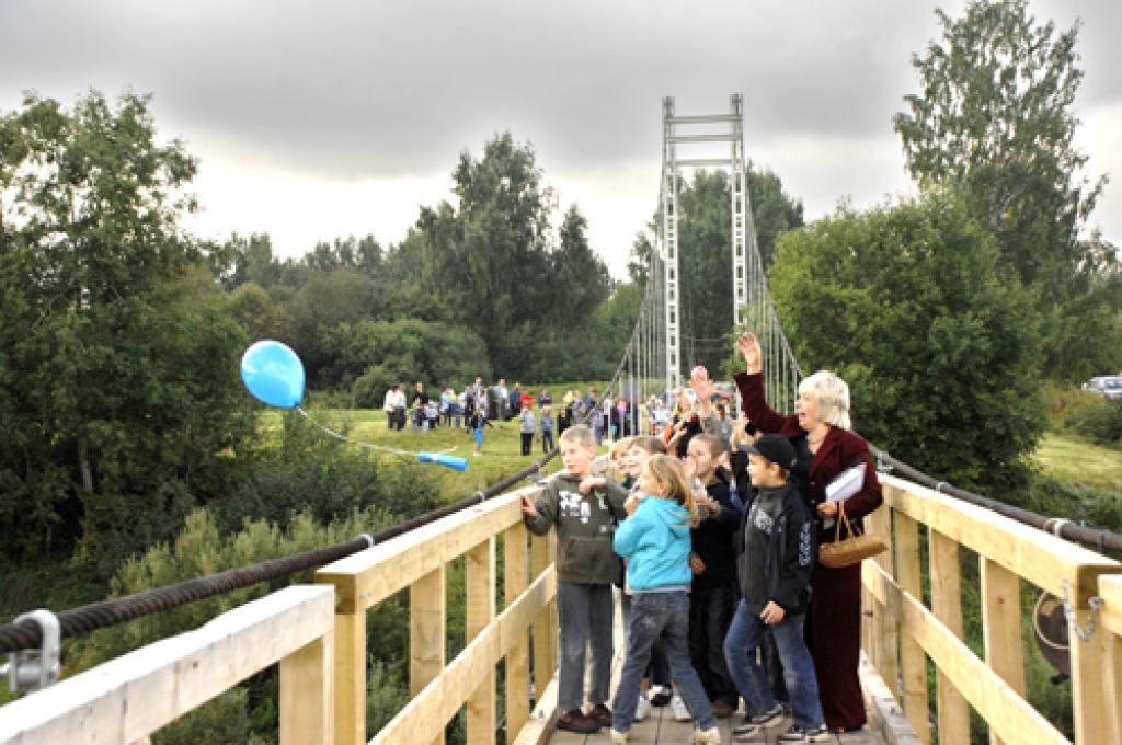 Balonu ar savu vēlējumu, ejot pār atjaunoto tiltu, debesīs palaiž Jaunsaules skolas 3. klases audzēkņi. 
Autors: Ivars Bogdanovs