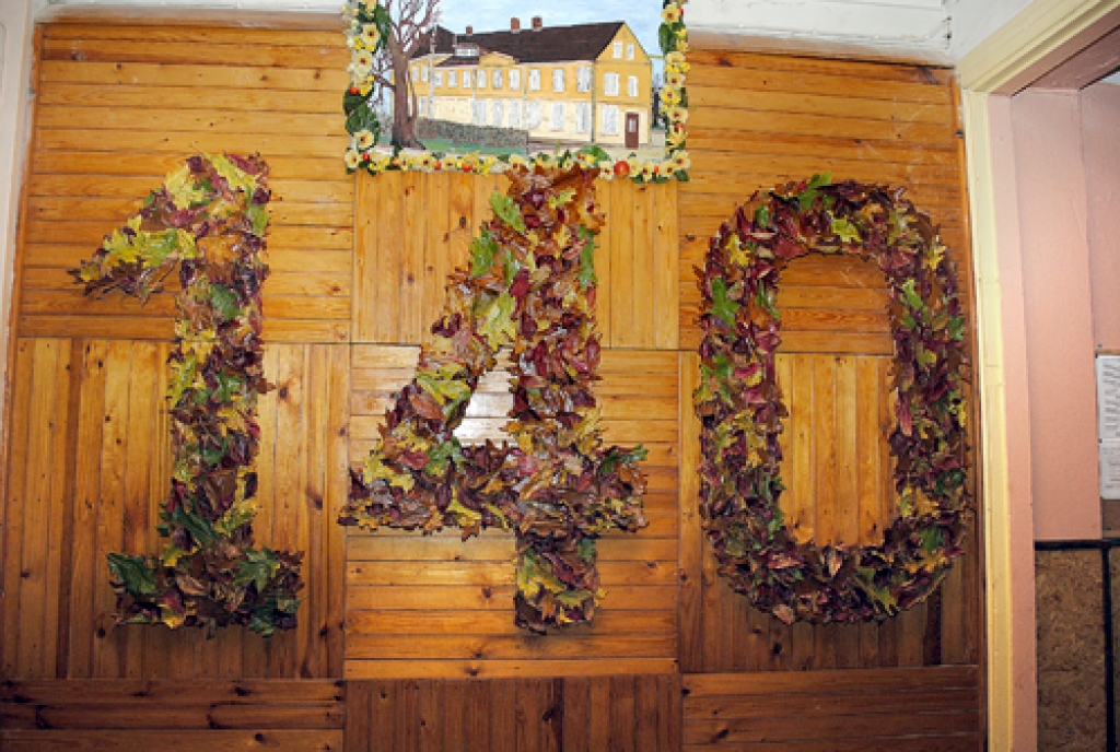 Bārbeles pamatskolas 140 gadu jubilejas svinībās sirsnīgā atmosfērā satikās vairākas absolventu paaudzes.
Autors: Juris Iļņickis