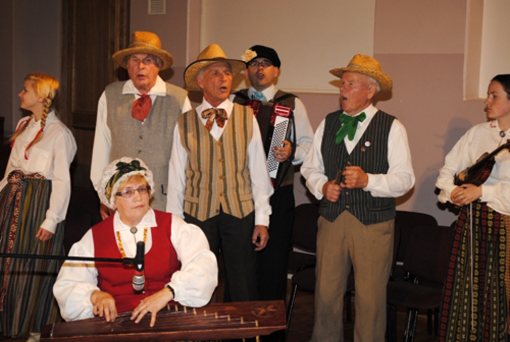 Apsveikt folkloras kopu «Trejupe» 20 gadu jubilejā Bauskas kultūras centrā 14. oktobrī bija ieradušies ne tikai dziedātāju ģimenes locekļi, bet arī kolēģi no citām folkloras kopām, arī Lietuvas. 

Ceraukstes folkloras kopa «Laukam pāri»...
Autors: Kristaps Ābelnieks