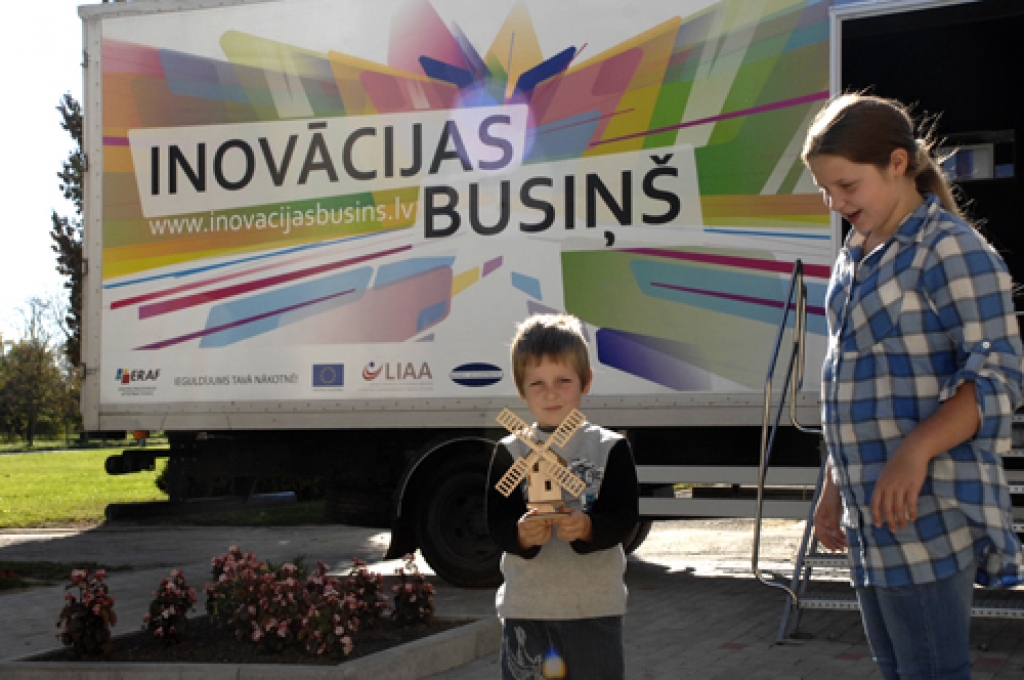 Rundāles novada jauniešu otrajā forumā 1. oktobrī piedalījās 45 dalībnieki, informē foruma rīkotāja Lilita Lauskiniece. 
Viņus uzrunāja un lietišķo informāciju sniedza novada pašvaldības amatpersonas. Jaunieši jau ir piedalījušies Lielās...
Autors: Ivars Bogdanovs