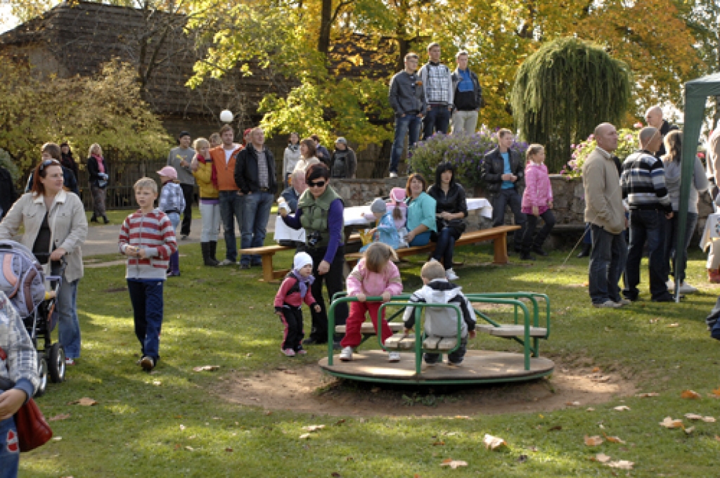 Gailīšu pagastā, atpūtas centrā «Miķelis», svētdien, 2. oktobrī, Miķeļdienas gadatirgū skatītāji, pircēji un amatnieki bija sabraukuši no Bauskas un kaimiņu novadiem. Brīvdabas koncertā uzstājās līnijdejotāji un Bauskas pensionāru koris...
Autors: Ivars Bogdanovs