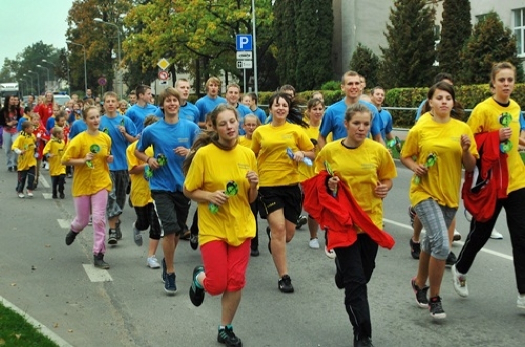 Bērni un jaunieši Bauskā 30. septembrī iesaistījās Olimpiskās dienas aktivitātēs. Aptuveni 400 dalībnieku pulcējās Bauskas novada sporta bāzē Pilskalna ielā 26.

Olimpiskās dienas dalībnieki no Brīvības bulvāra vieglā skrējienā devās uz...
Autors: Uldis Varnevičs