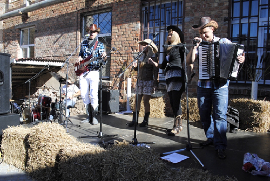 Pirmie pagalmu svētki Bauskas vecpilsētā 1. oktobrī sniedza skaidru atbildi uz diviem mokošiem jautājumiem: vai ir iespējams atdzīvināt vecpilsētu un vai mēs to varēsim izdarīt? Noteikti varēsim! Process jau ir sācies, to pierādīja ļaužu...
Autors: Juris Iļņickis