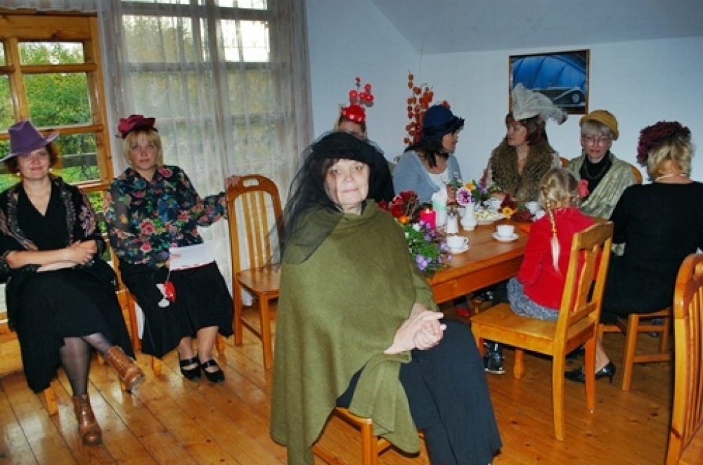 Annai Brigaderei (1861–1933) 1. oktobrī apritēja 150 gadu jubileja. Rundāles novada Mežmaļu sētā 29. septembrī notika neformāls literārs pasākums «Annai Brigaderei 150». Apmeklētāji sveču gaismā klausījās stāstu par rakstnieci un...
Autors: Uldis Varnevičs