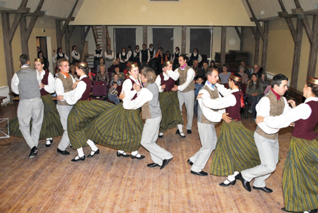 Jauniešu deju kopas mēģinājumos Bārbelē dancotāji sabrauc arī no Saldus, Saulaines, Iecavas, Jelgavas un Rīgas. 