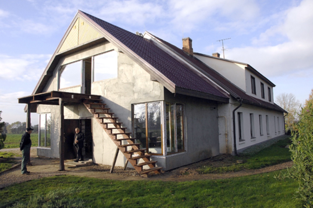 Alvis Feldmanis, pansionāta «Derpele» direktors izrāda jauno Īslīces pansionāta piebūvi. 