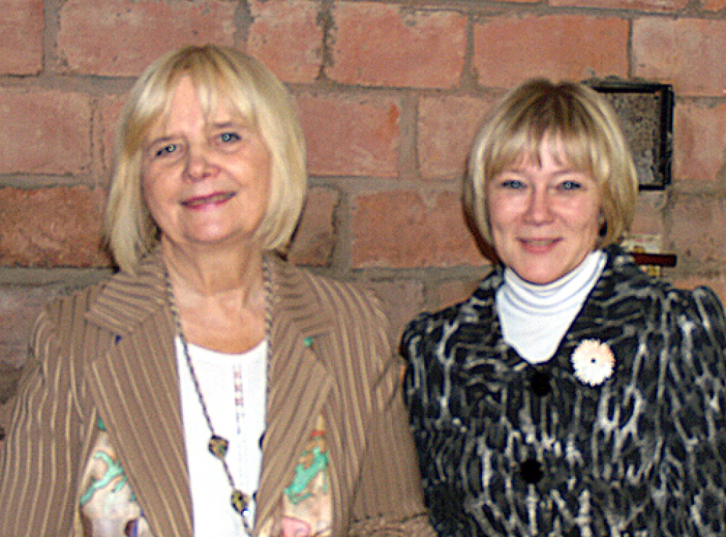 Māksliniece Māra Alksne (pa kreisi) darinājusi rotaslietas, Astrīdas Lesnikas rokām tapuši silti un krāsaini lakati. 