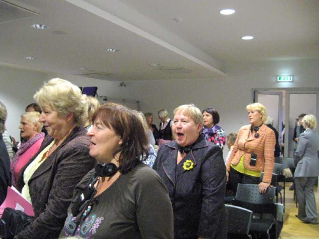 Baltijas lauku sieviešu seminārā Tartu. Laima Indriķe, Skaistkalnes lauku sieviešu kluba «Mēmelīte» vadītāja (priekšplānā), un Latvijas Lauku sieviešu apvienības līdere Rasma Freimane. 