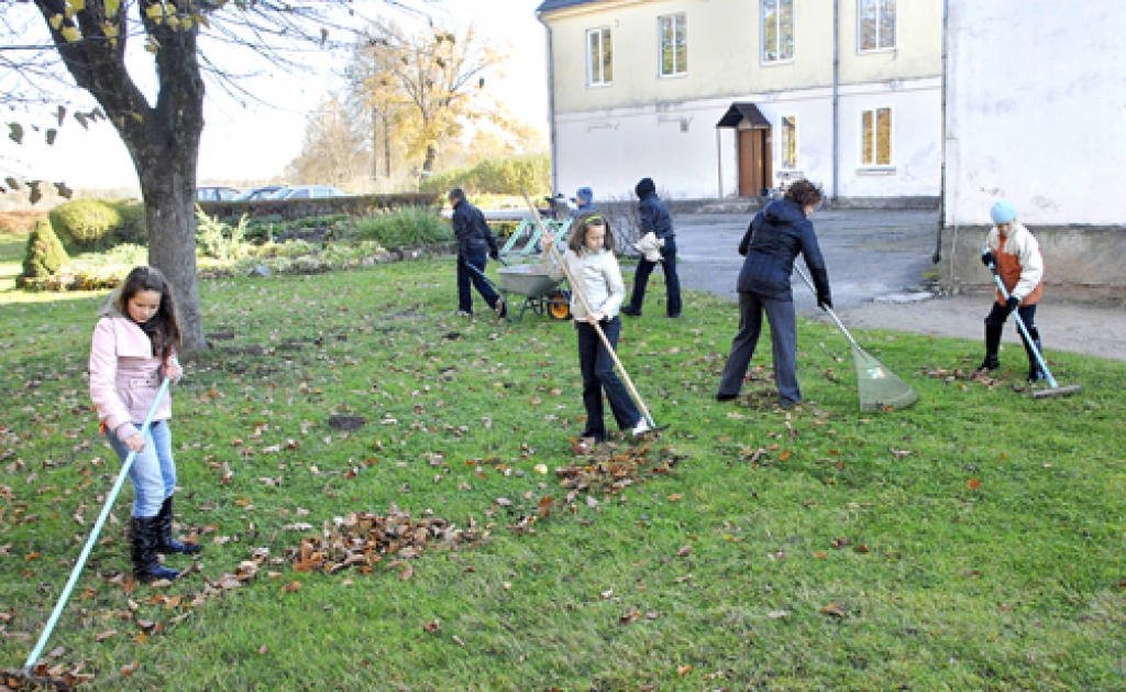 Bārbeles skolēni ciemiņus sagaidīs kārtīgā pagalmā. 