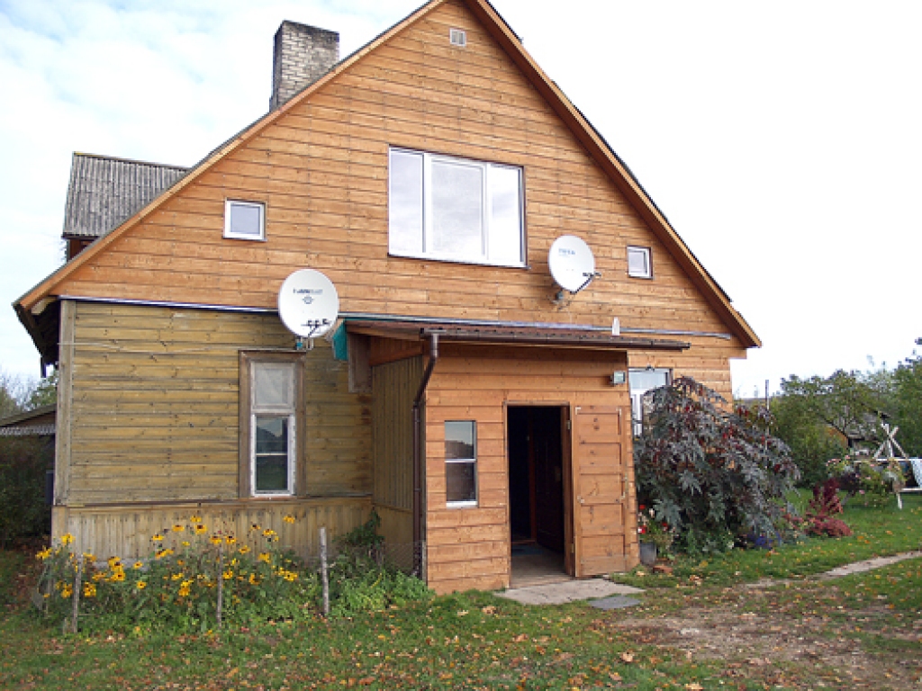 Audrupu vecajai mājai ir divas sejas – Bajāru ģimenes kapitāli izremontētā daļa un... 