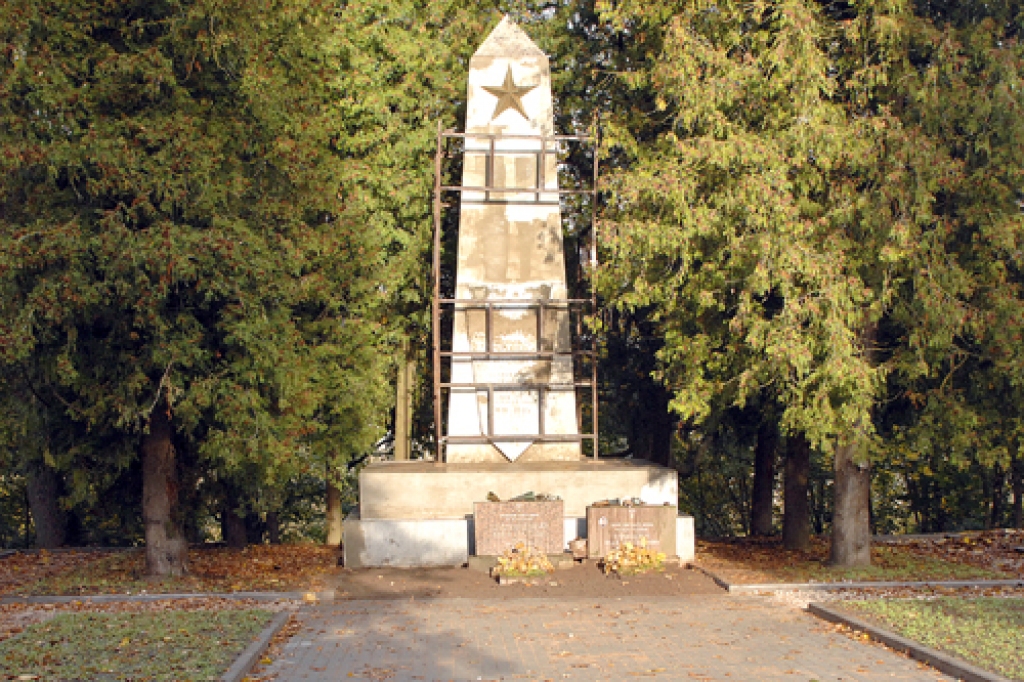 Padomju karavīru apbedījuma vietā līdzās Bauskas vecajiem kapiem darbus veic SIA «Protekt» no Rīgas.