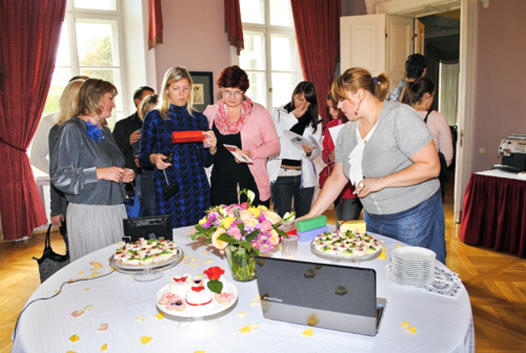 Atvērto durvju dienā Mežotnes pilī. Galda klājums, ielūgumi, galda kartes, auto – jaunas ģimenes sākuma dienai ir daudz šķietamu sīkumu, kas veido īsto gaisotni. 