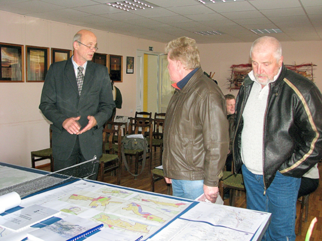 Bauskas novada jauno teritoriālo plānojumu Vecsaules pagastā ar novada domes priekšsēdētāja vietnieku Jāni Feldmani (no kreisās) apspriež iedzīvotāji Jānis Karlovs (centrā) un Indulis Ķikuts. 