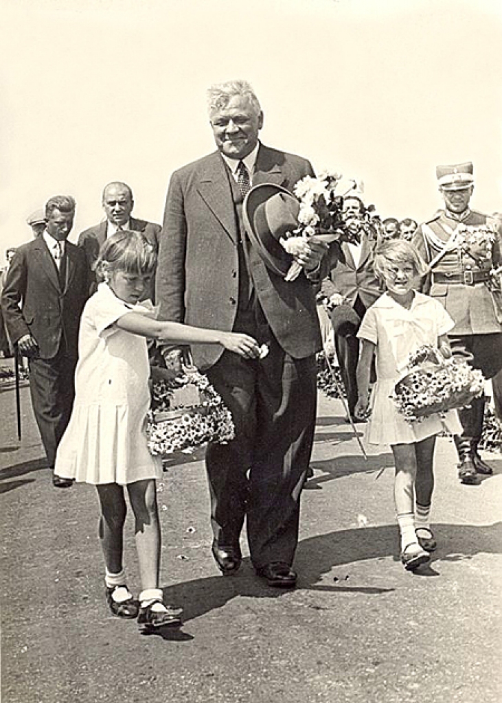 Kārlis Ulmanis viesojas Latvijas laukos. 