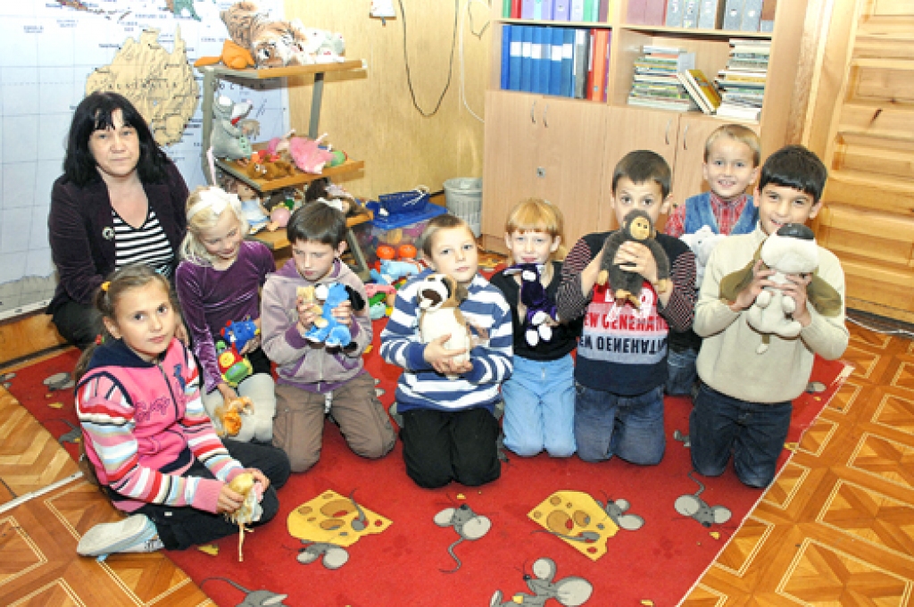 Pamūšas speciālās internātskolas 1. klases audzēkņi nodarbībā, ko vada skolotāja Larisa Bārdiņa.