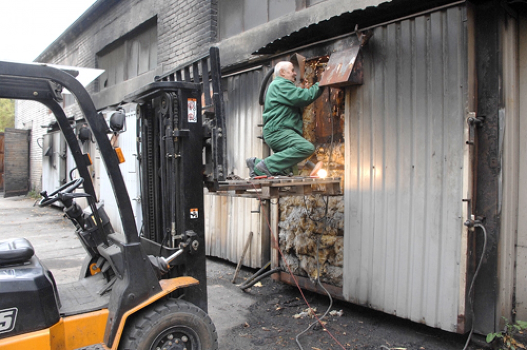 Saulainē silto ūdeni un apkuri nodrošina, sadedzinot salmus. Katlumājas vecākais kurinātājs  Anatolijs Afanasjevs pieregulē ierīces pirms apkures sezonas sākuma.