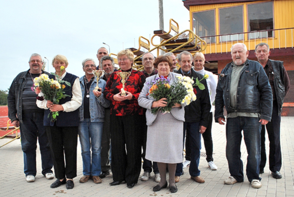 Zoles turnīra dalībnieki, vidū – Ričards Gailītis un Maira Kalada (ar kausiem). 